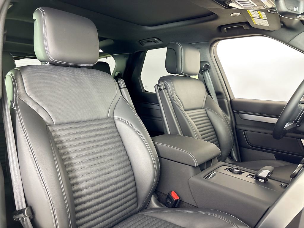 Used 2025 Land Rover Discovery Dynamic SE image 14