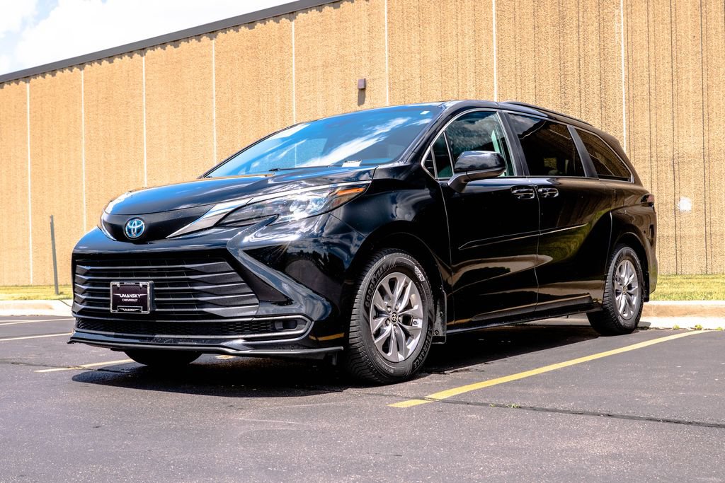 Used 2024 Toyota Sienna LE w/ LE Plus Package AWD/4WD image 4