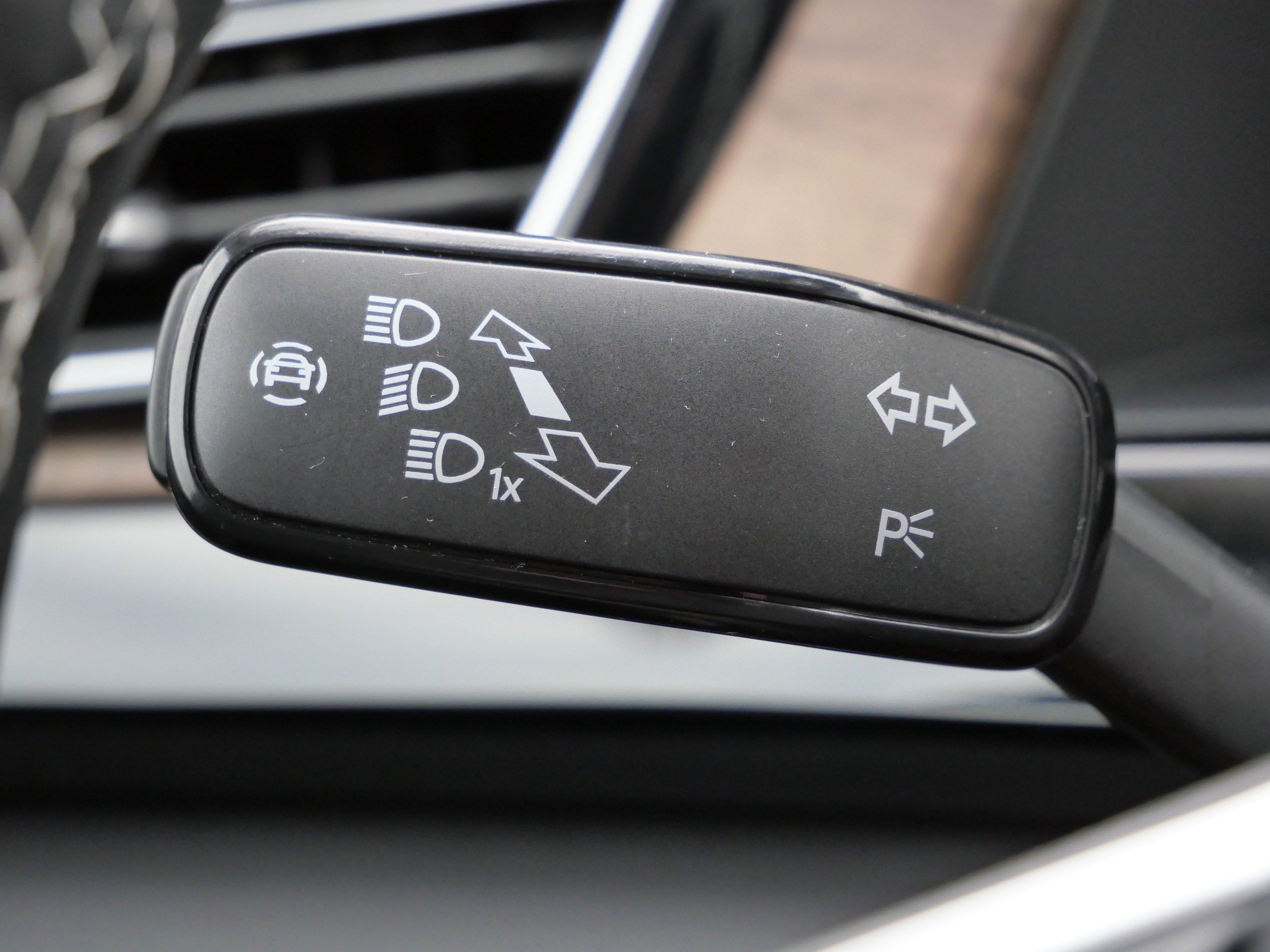 Certified 2024 Volkswagen Atlas SE w/ Black Wheel Package image 34