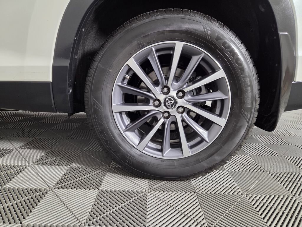 Used 2019 Toyota Highlander SE image 23