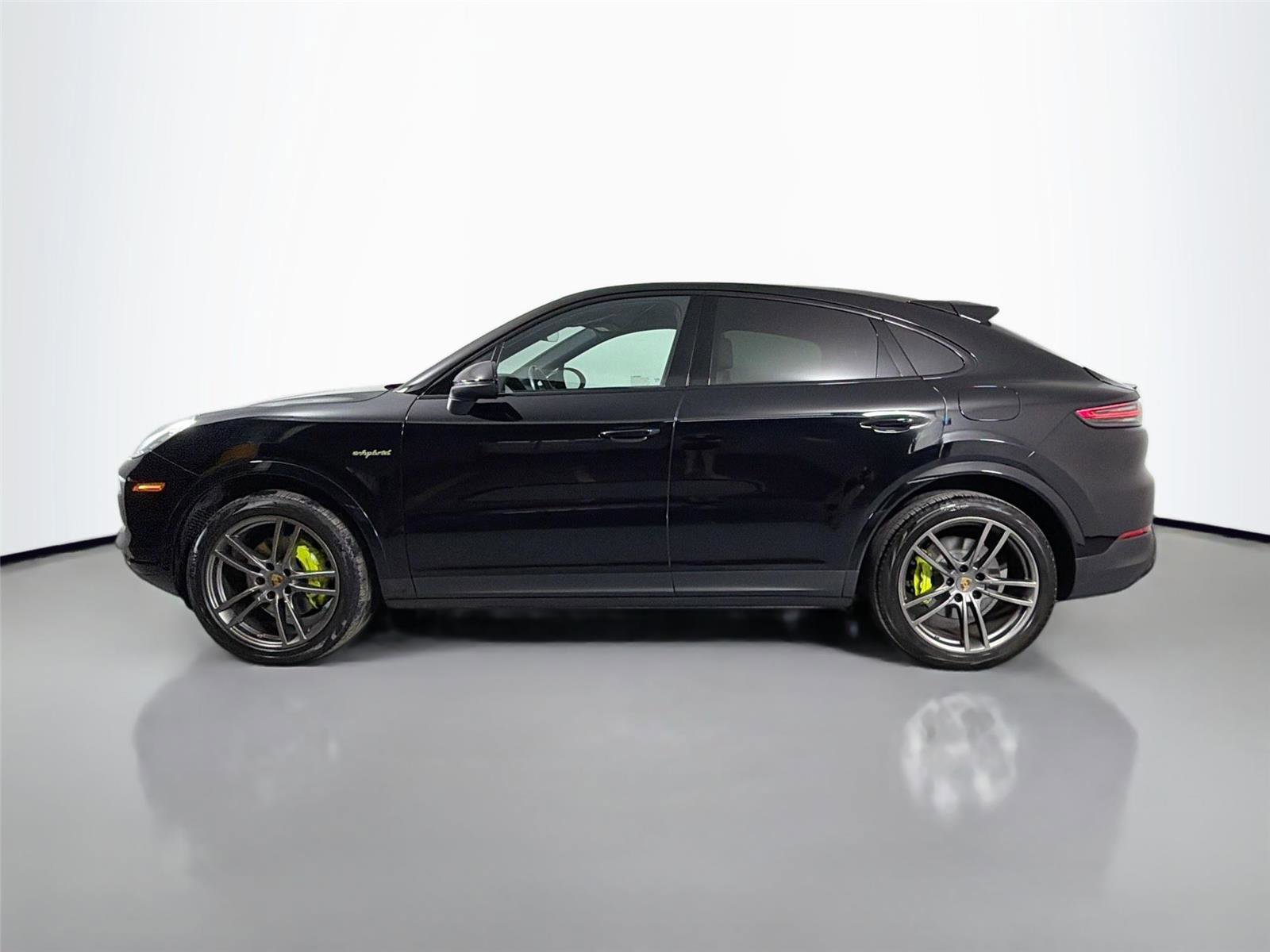 Certified 2022 Porsche Cayenne Platinum Edition AWD/4WD image 2