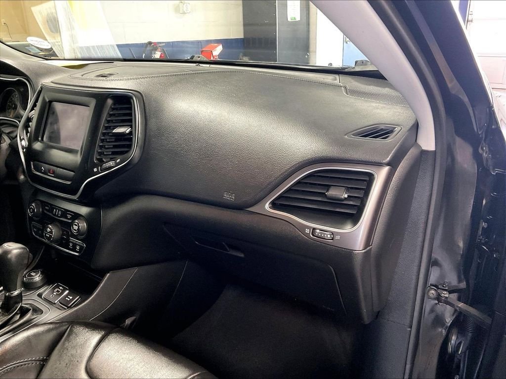 Used 2019 Jeep Cherokee Latitude Plus w/ Comfort/Convenience Group AWD/4WD image 13