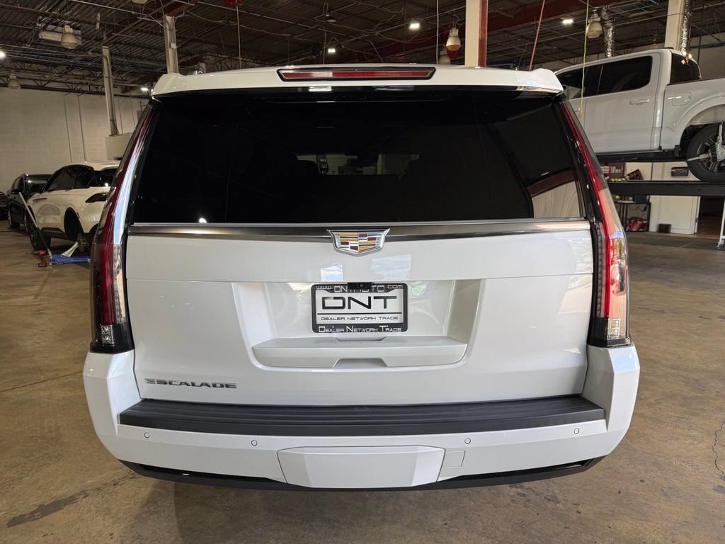 Used 2020 Cadillac Escalade Luxury AWD/4WD image 3