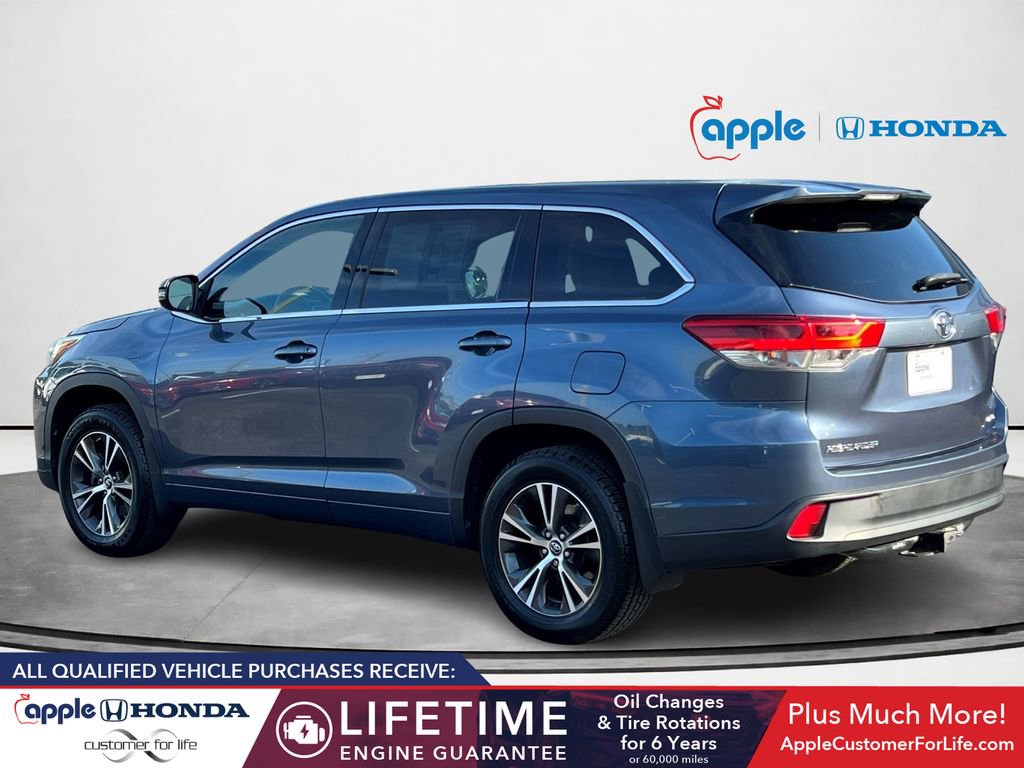 Used 2018 Toyota Highlander LE AWD/4WD image 4