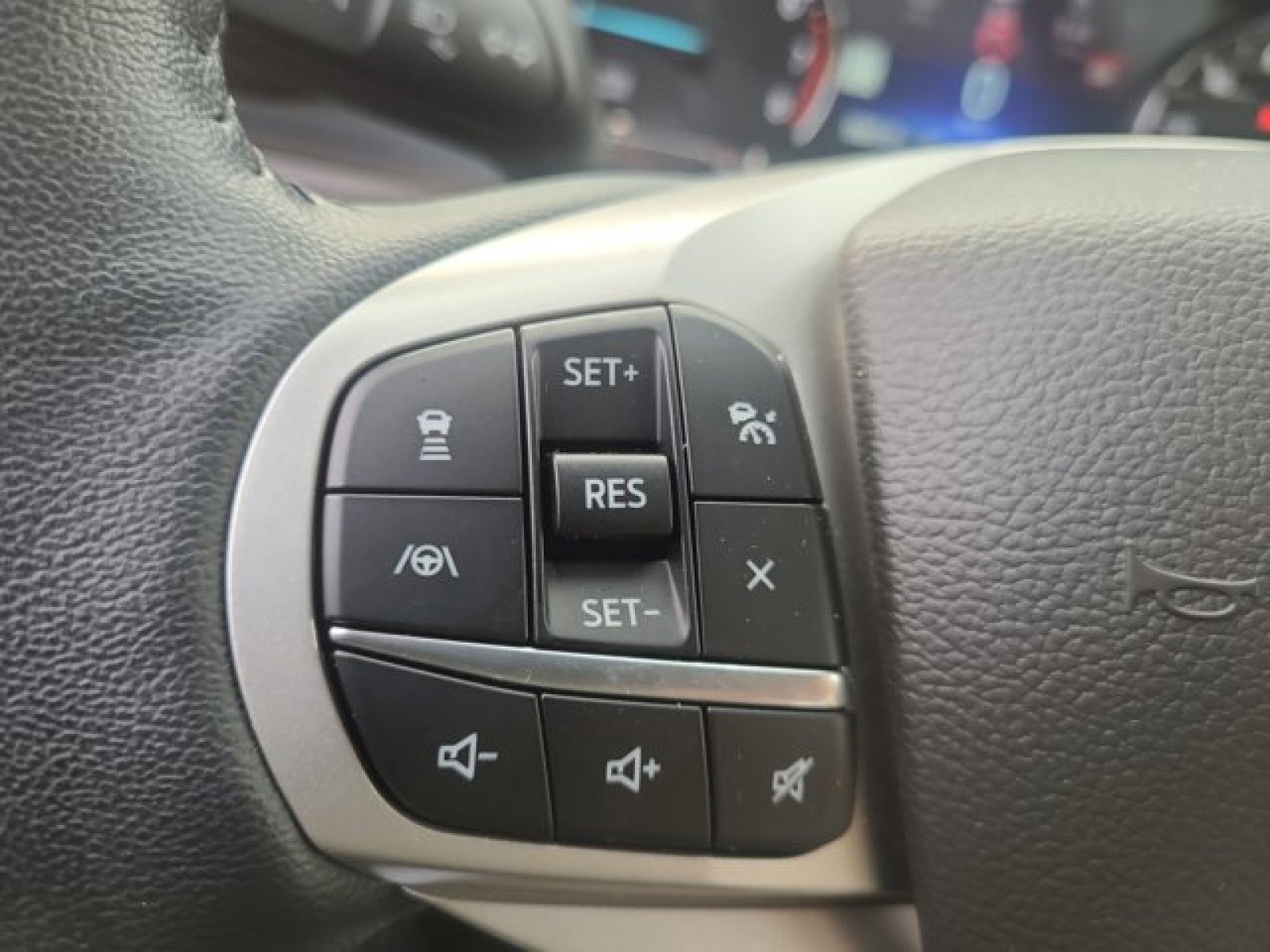 Used 2022 Ford Explorer Limited w/ Equipment Group 301A AWD/4WD image 29