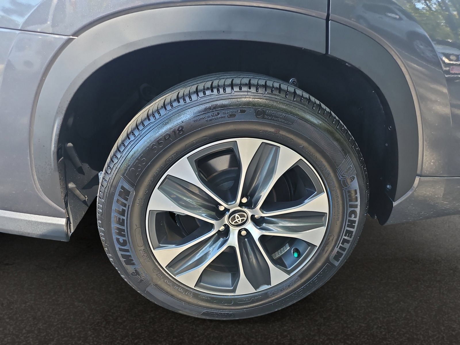 Used 2025 Toyota Highlander XLE FWD image 43