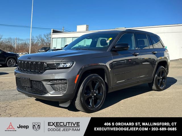 Used 2025 Jeep Grand Cherokee Altitude image 1