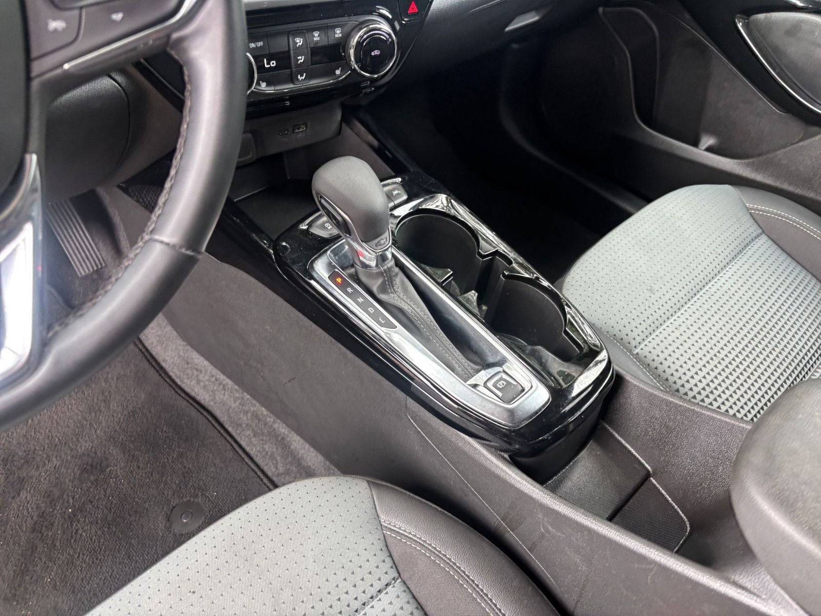 Used 2025 Chevrolet Trax LT w/ LT Convenience Package FWD image 39