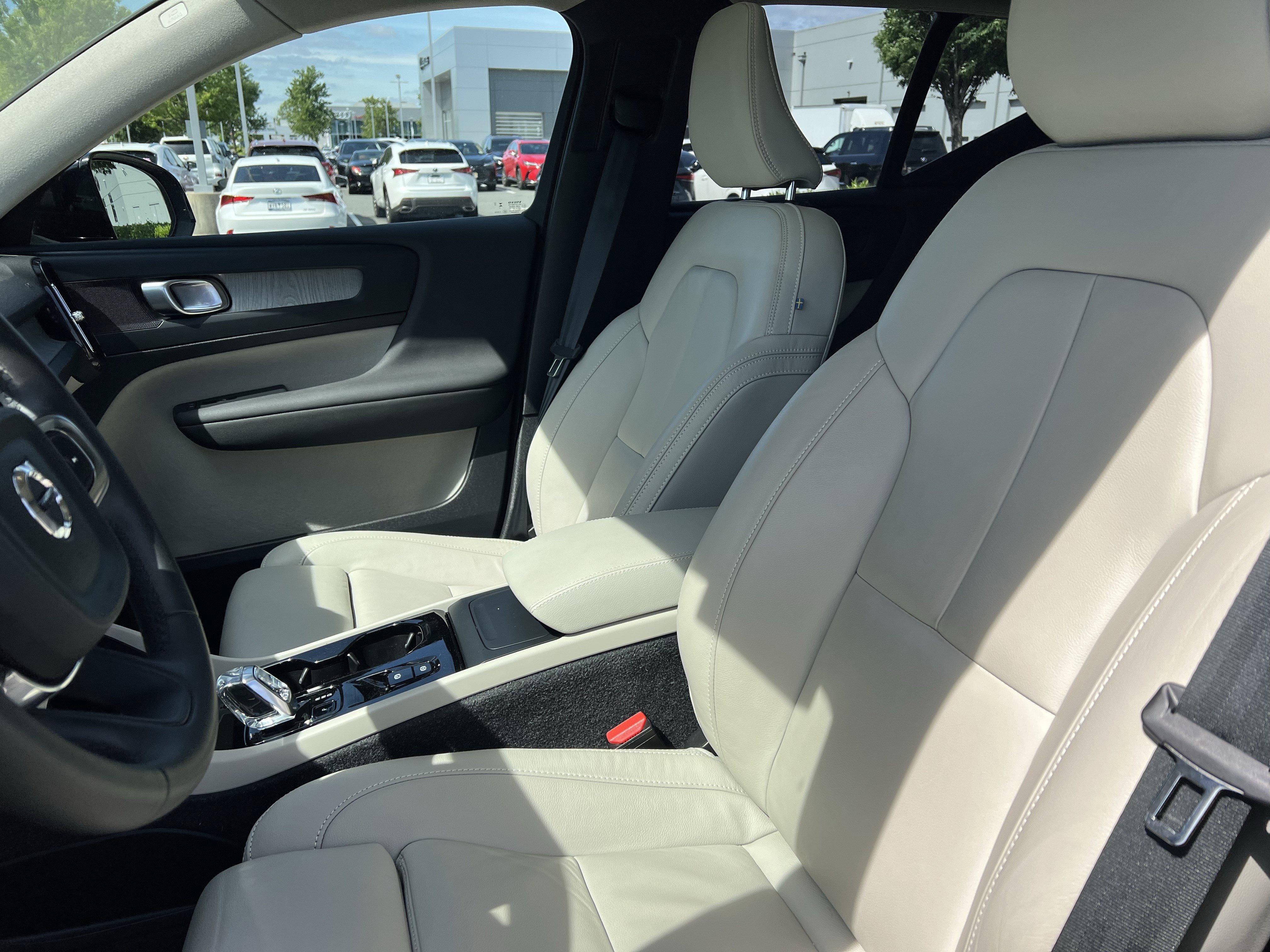 Used 2024 Volvo XC40 B5 Plus w/ Protection Package Premier AWD/4WD image 16
