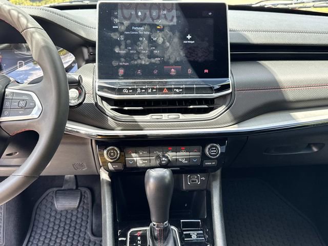 Used 2025 Jeep Compass Trailhawk image 30