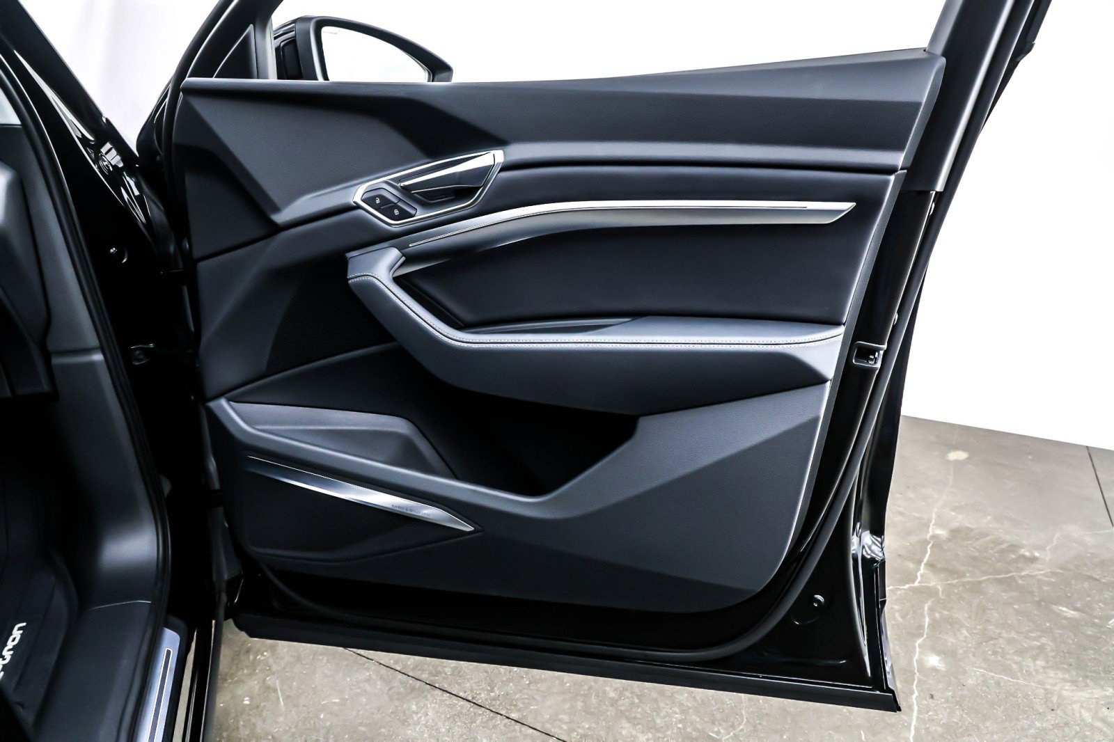 Used 2024 Audi Q8 e-tron Premium Plus image 24