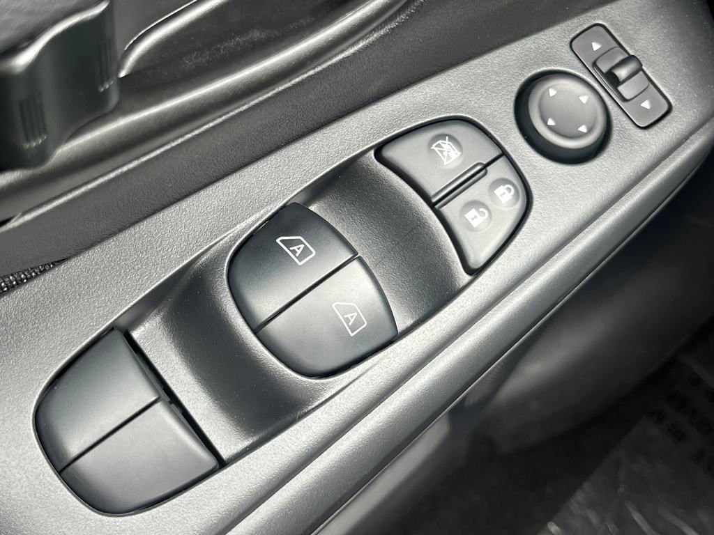 New 2025 Nissan Kicks Play S image 18