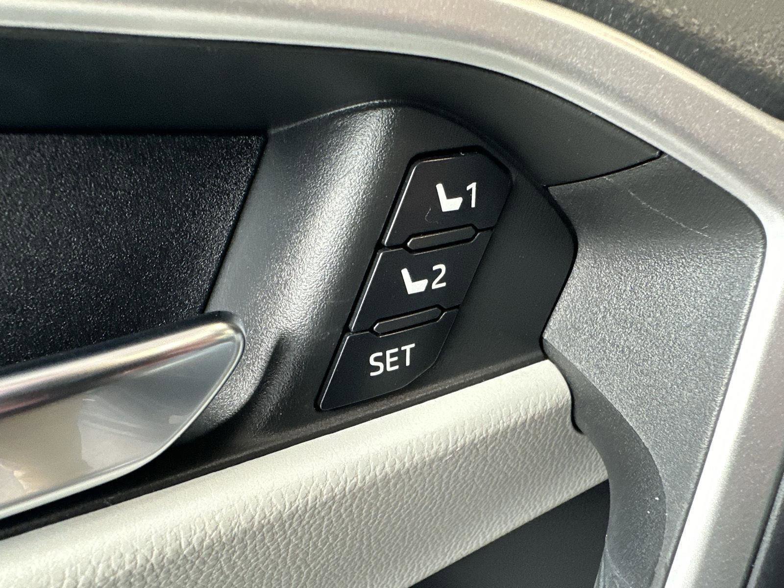 Used 2022 Toyota RAV4 XLE Premium image 8