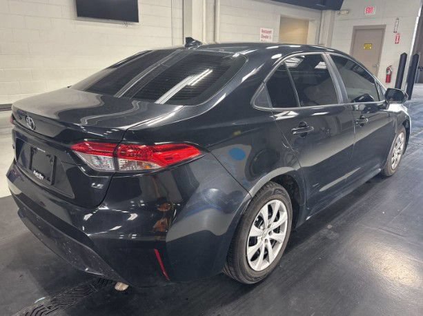 Used 2021 Toyota Corolla LE FWD image 3