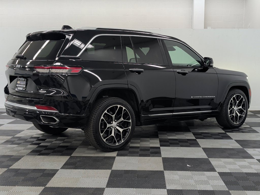 Used 2023 Jeep Grand Cherokee Summit AWD/4WD image 7