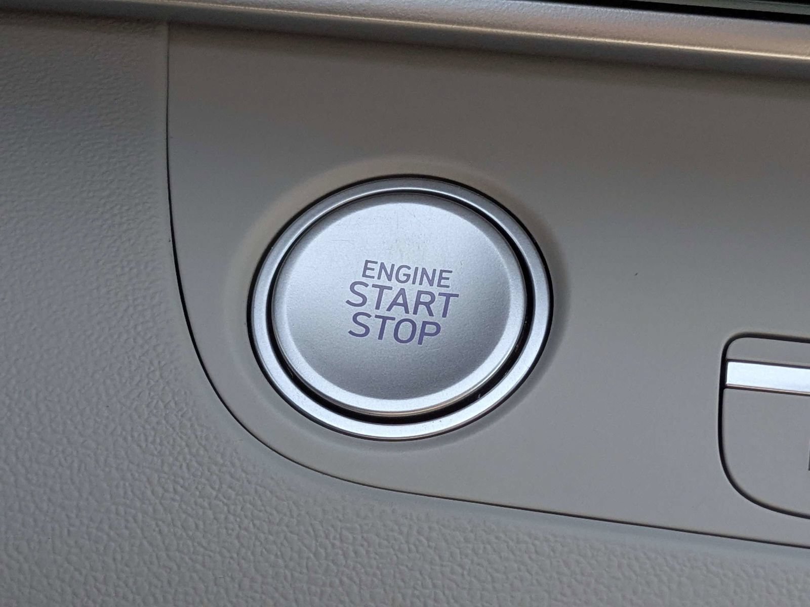 Used 2025 Hyundai Elantra Limited FWD image 32