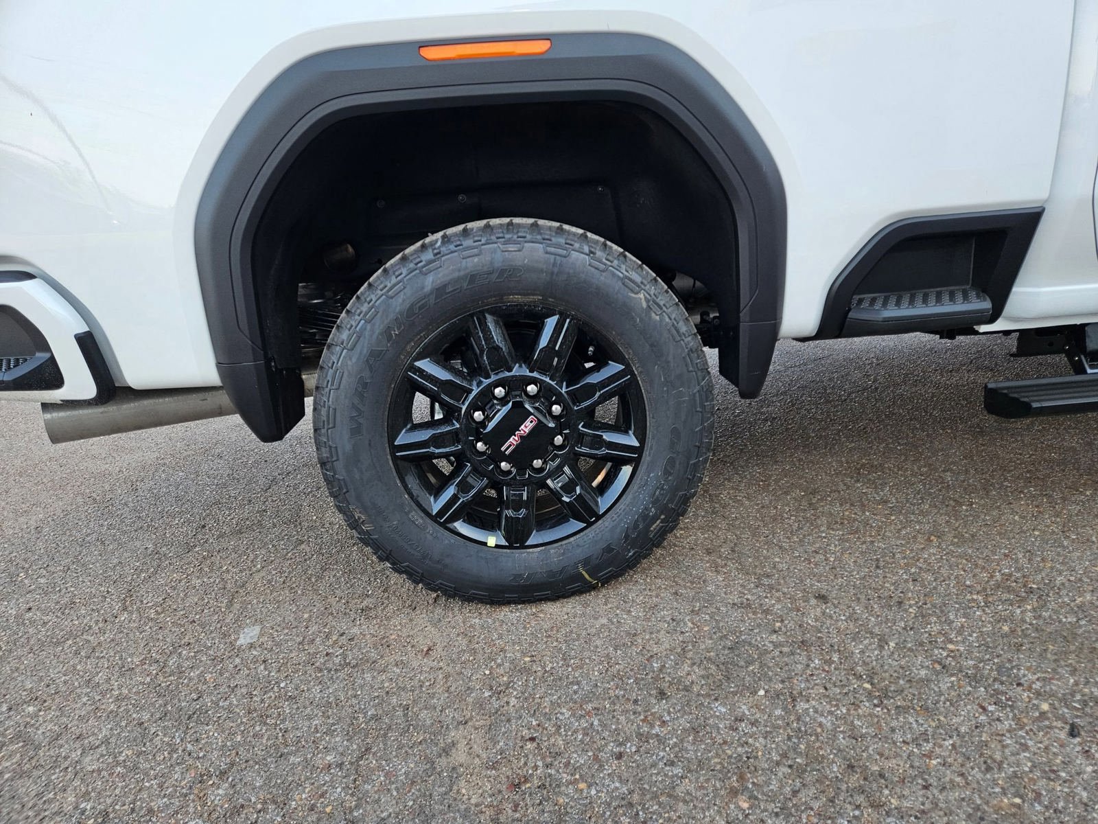 New 2026 GMC Sierra 2500 AT4 w/ AT4 Premium Plus Package AWD/4WD image 32