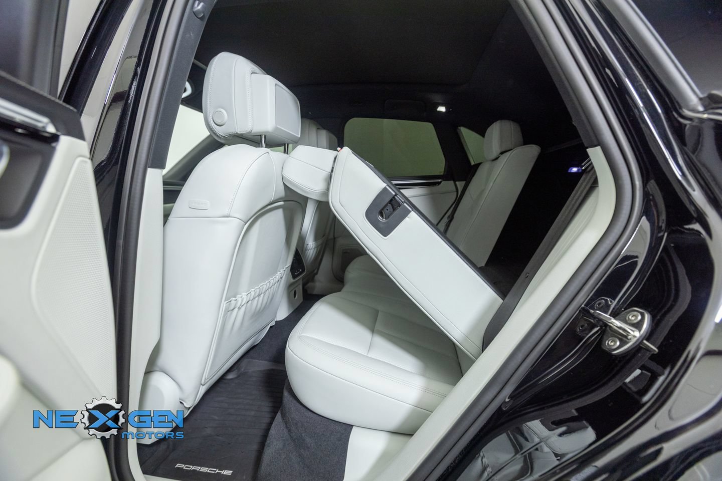 Used 2024 Porsche Macan AWD/4WD image 30