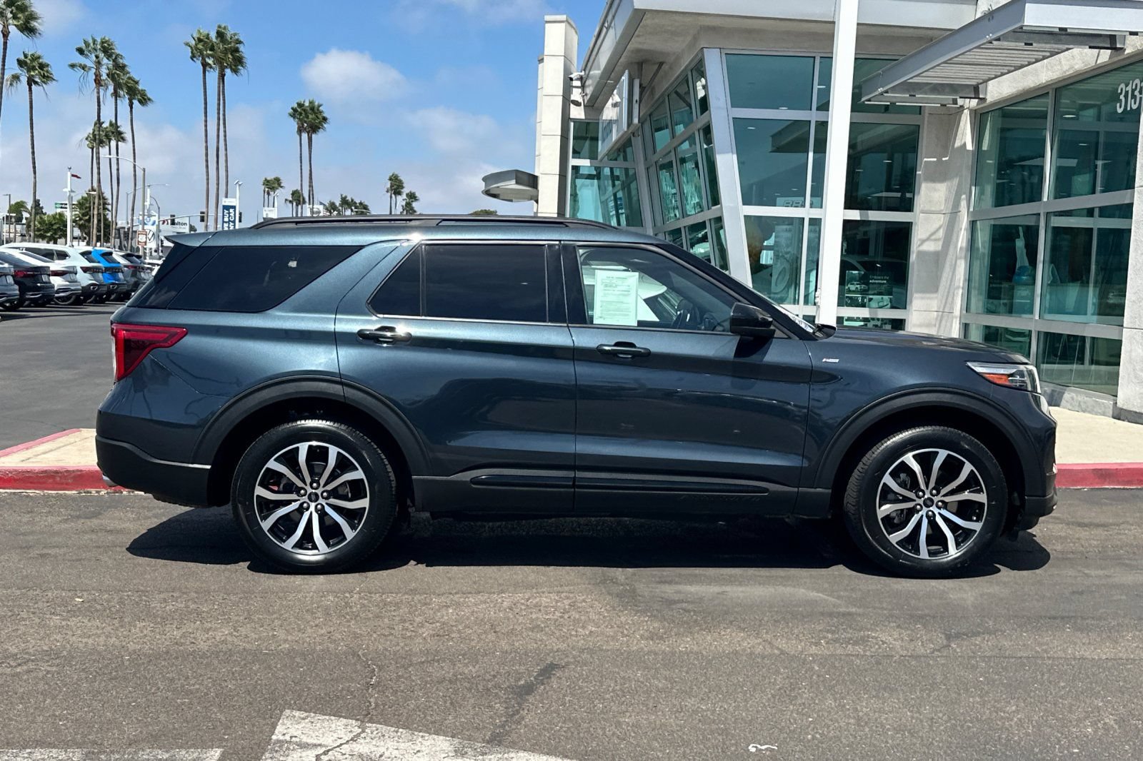 Used 2022 Ford Explorer ST-Line w/ Class IV Trailer Tow Package AWD/4WD image 3
