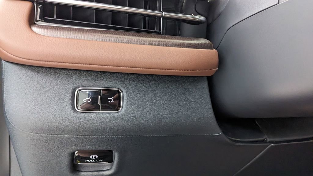 Used 2025 Lincoln Navigator L Reserve image 23