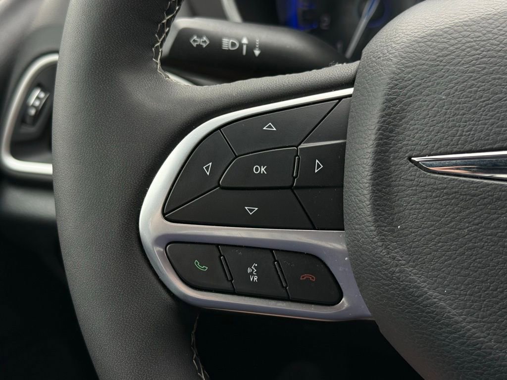 Used 2025 Chrysler Pacifica Select FWD image 27