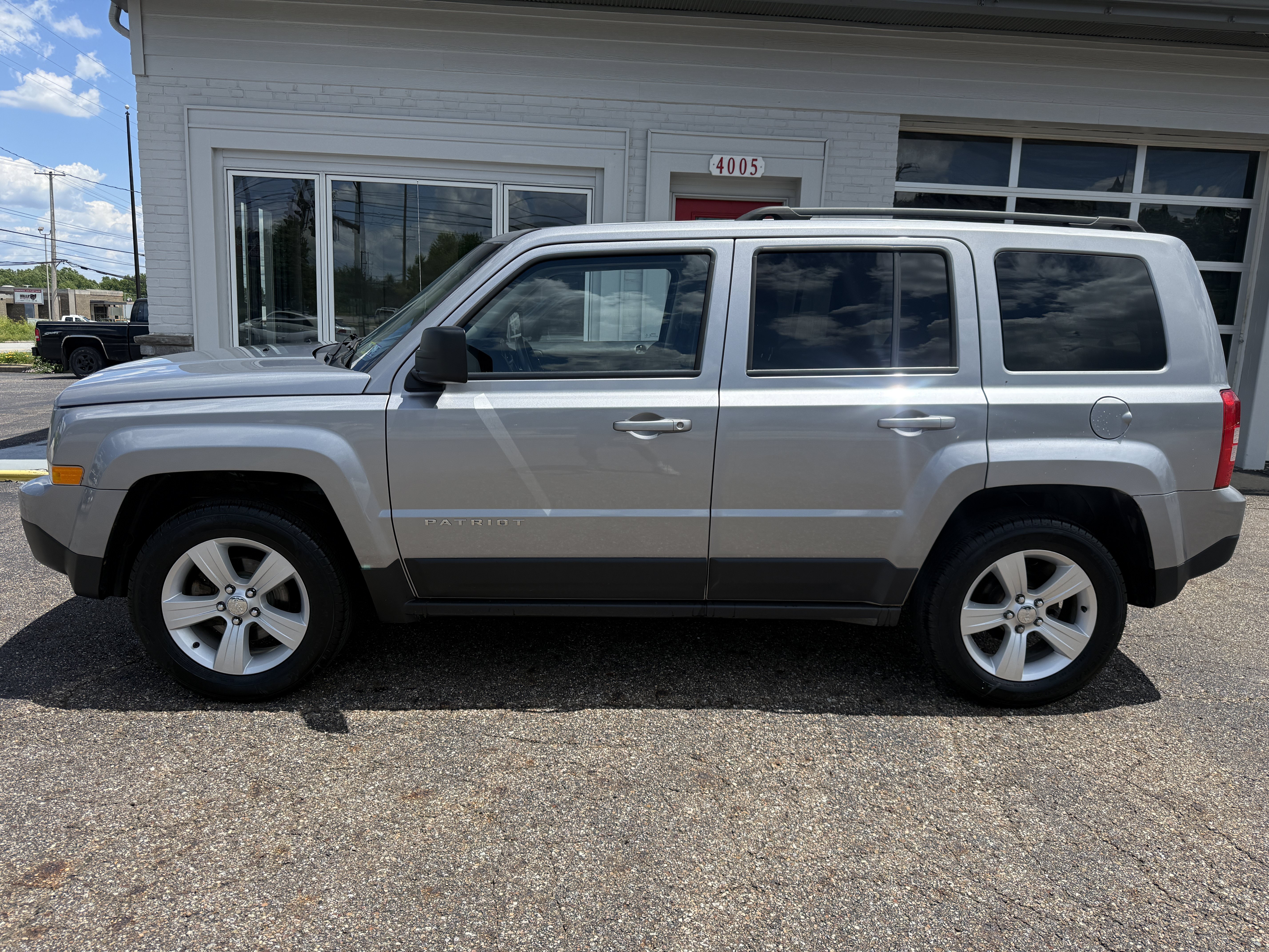 Used 2017 Jeep Patriot Latitude AWD/4WD image 2