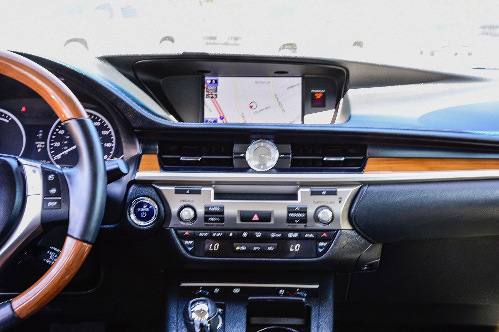 Used 2014 Lexus ES 300h w/ Luxury Package w/Bamboo Trim image 16