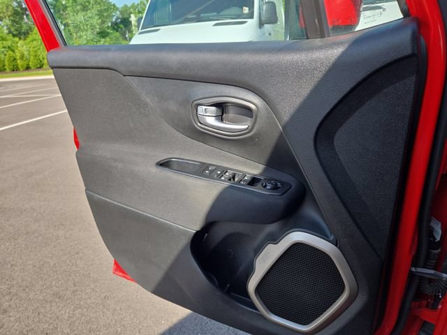 Used 2017 Jeep Renegade Latitude w/ Popular Equipment Group FWD image 22