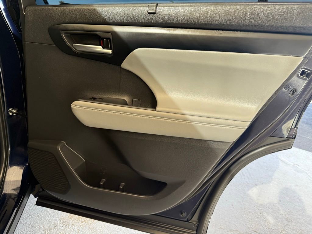 Used 2025 Toyota Highlander XLE image 18