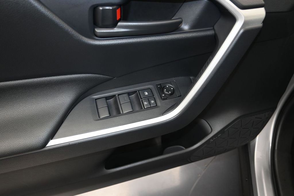 Used 2025 Toyota RAV4 LE AWD/4WD image 11