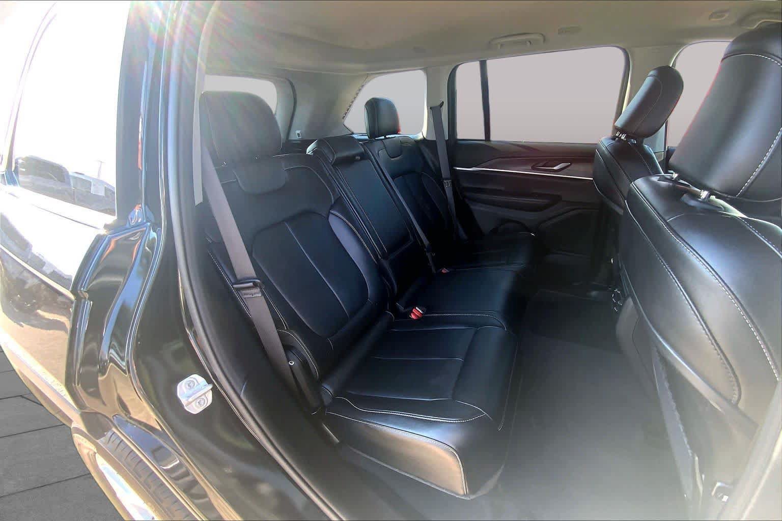 Used 2023 Jeep Grand Cherokee Limited AWD/4WD image 19