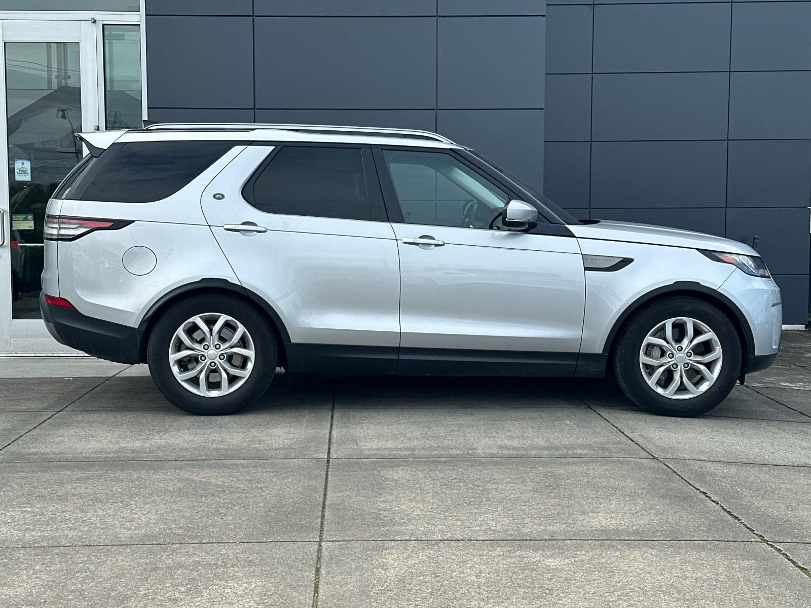 Used 2018 Land Rover Discovery SE image 2