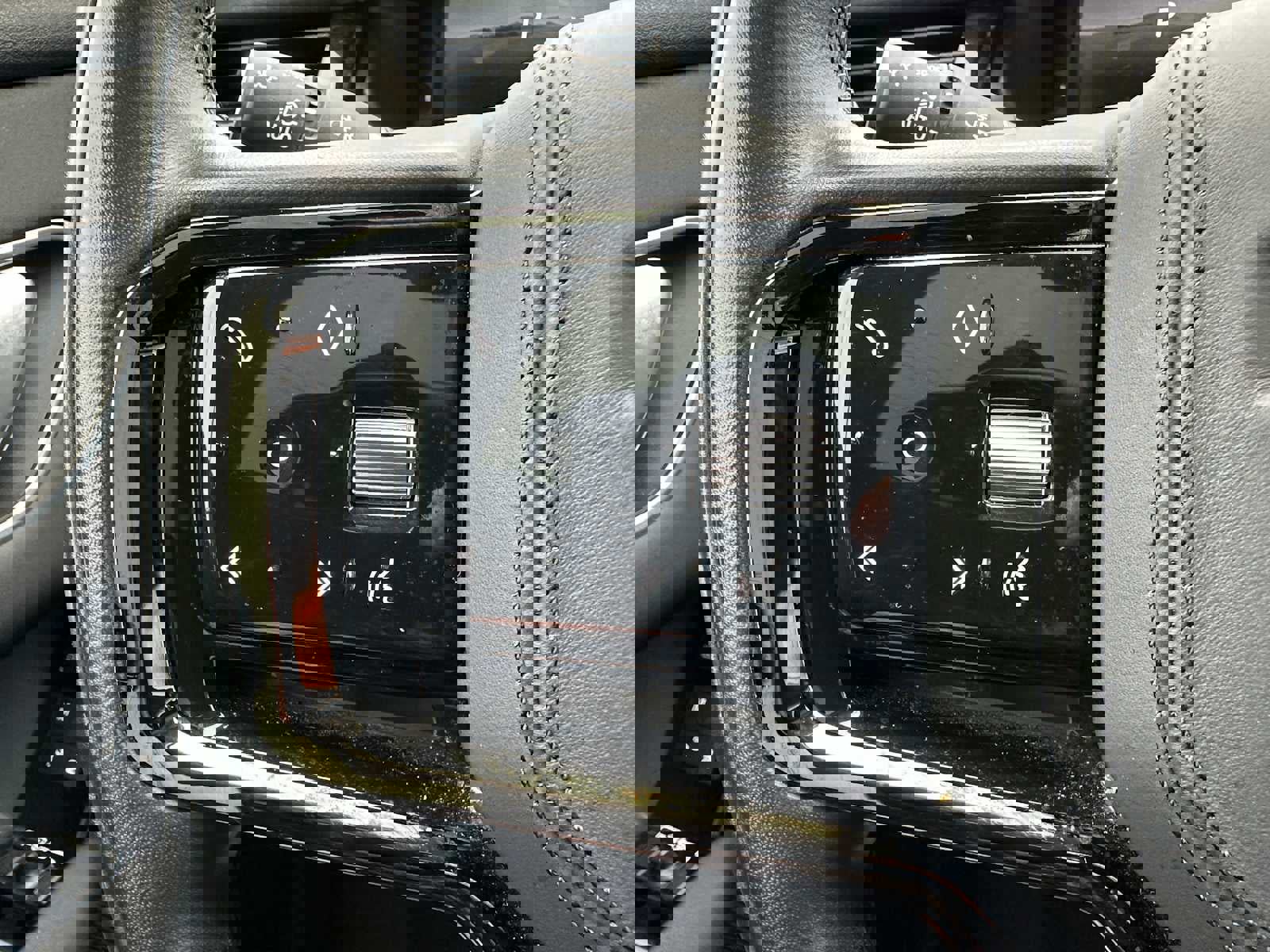 Used 2024 Land Rover Range Rover Velar S image 32