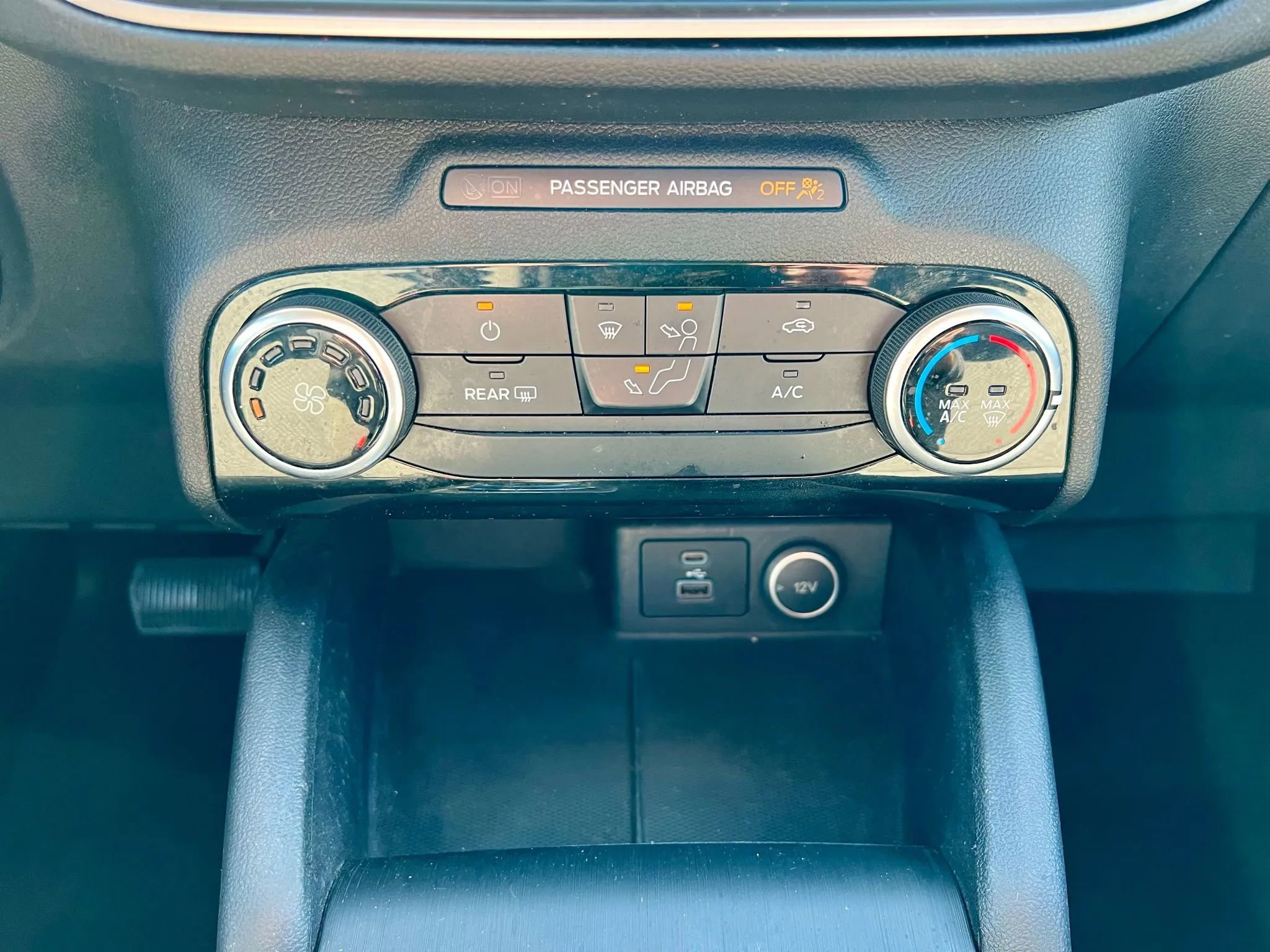 Used 2021 Ford Escape SE w/ SE Sport Appearance Package image 23