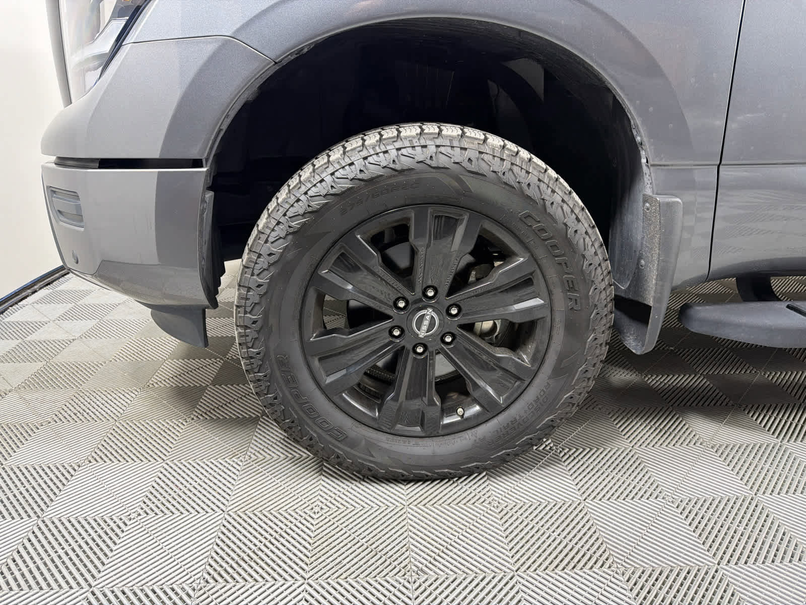 Used 2023 Nissan Titan SV w/ SV Convenience Package image 9