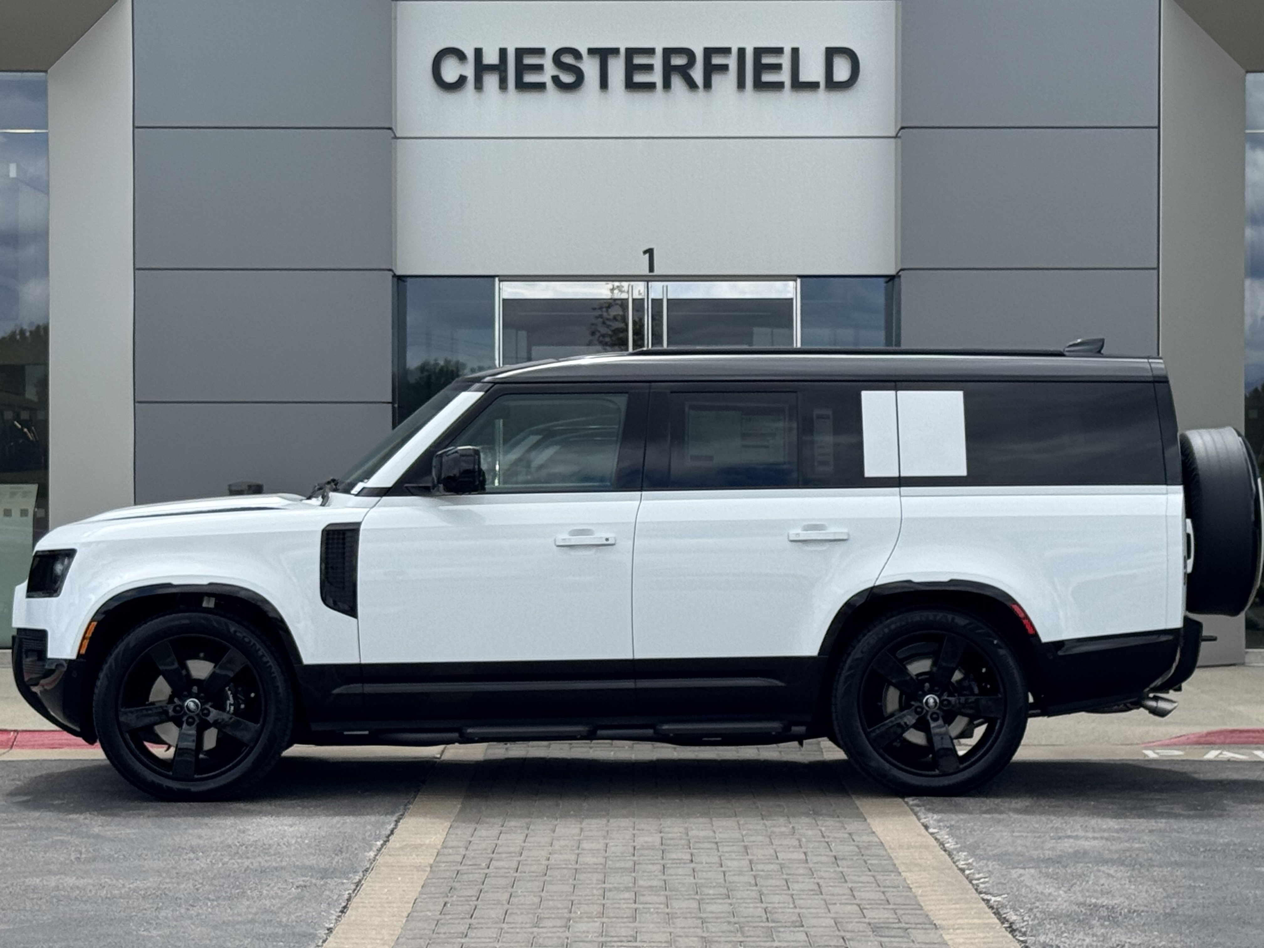 Used 2025 Land Rover Defender 130 V8 AWD/4WD image 6