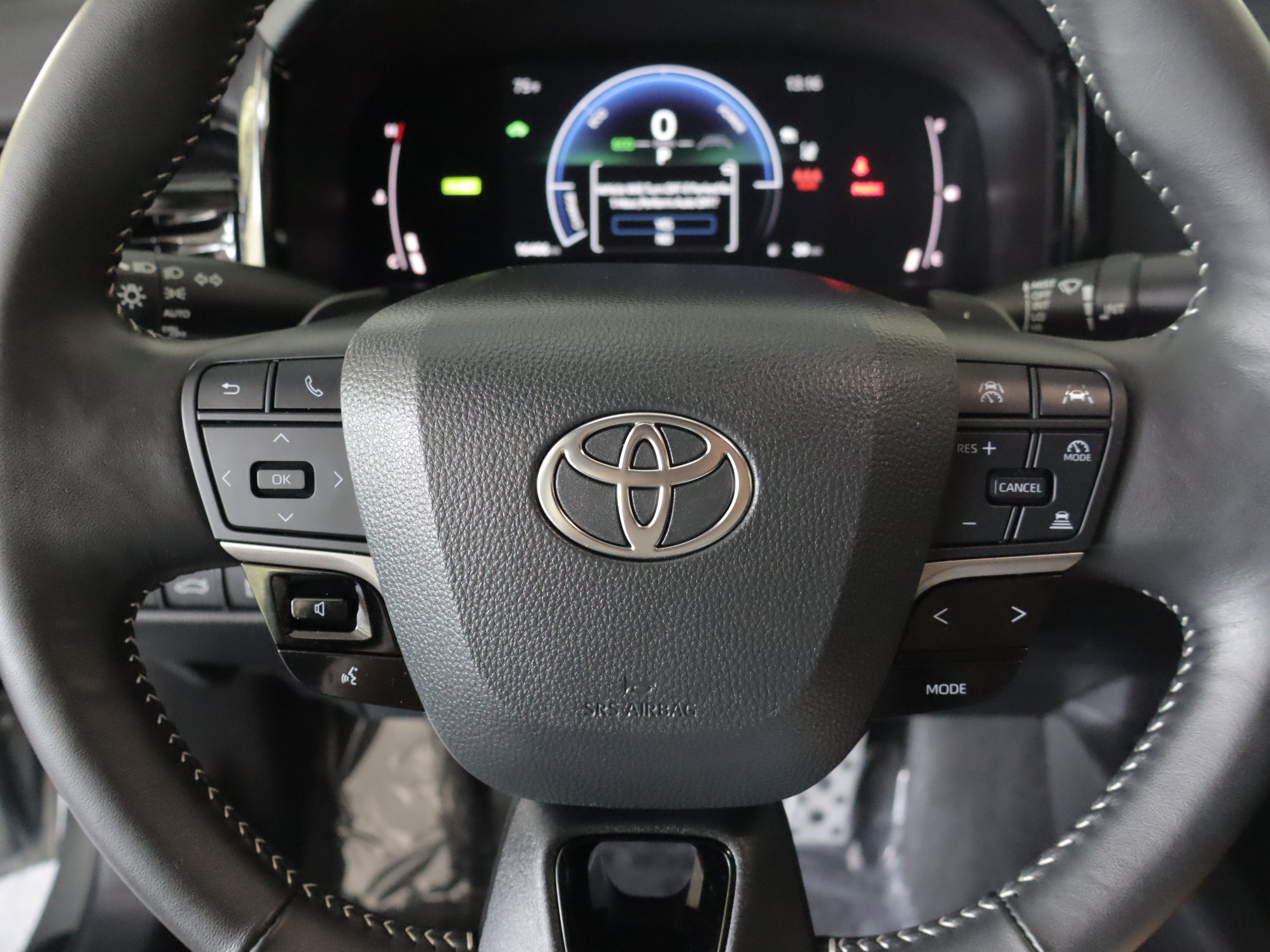Used 2025 Toyota Camry SE w/ Convenience Package FWD image 13