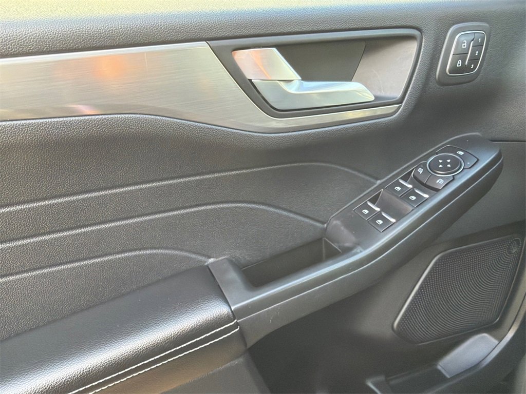 Used 2022 Ford Escape Titanium image 34