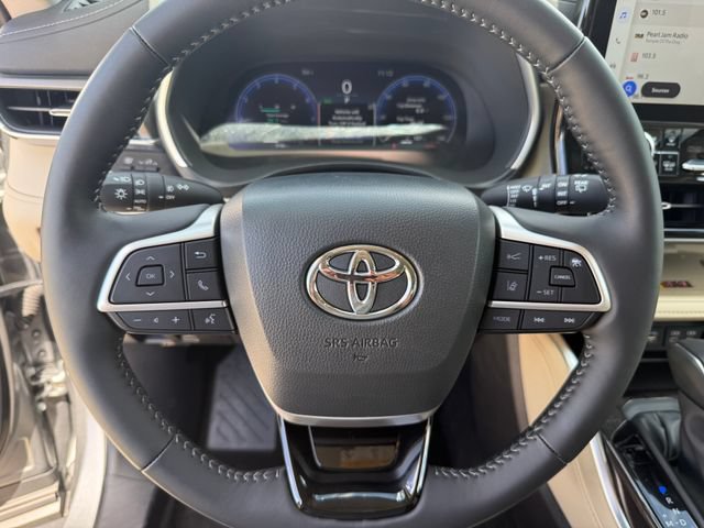 Used 2025 Toyota Highlander Limited FWD image 13