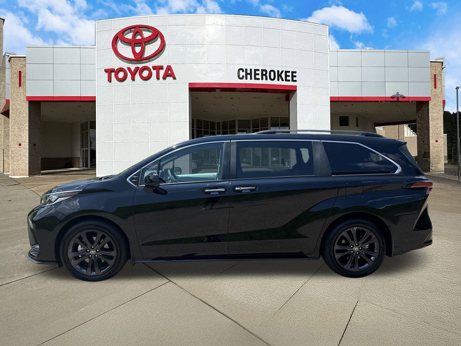 Used 2024 Toyota Sienna XSE w/ XSE Plus Package image 2