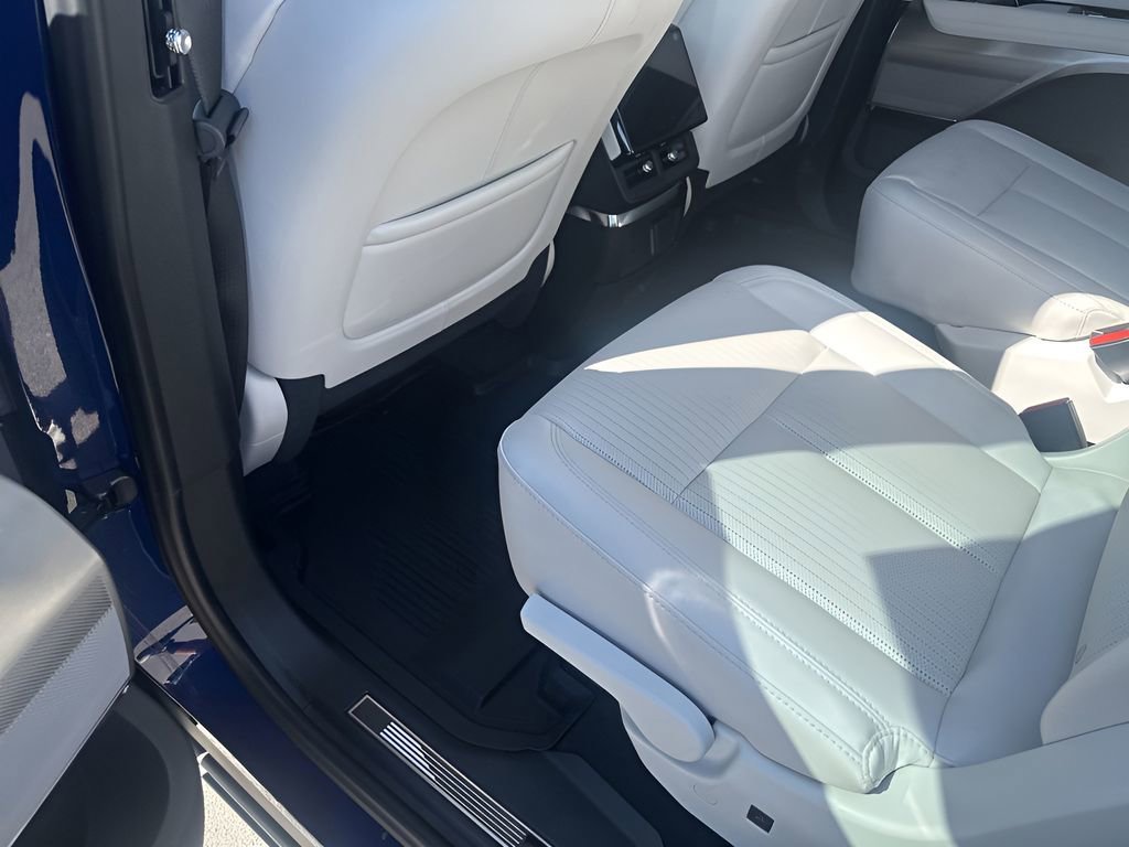 New 2026 Cadillac Vistiq Luxury w/ LPO, Floor Liner Package AWD/4WD image 20