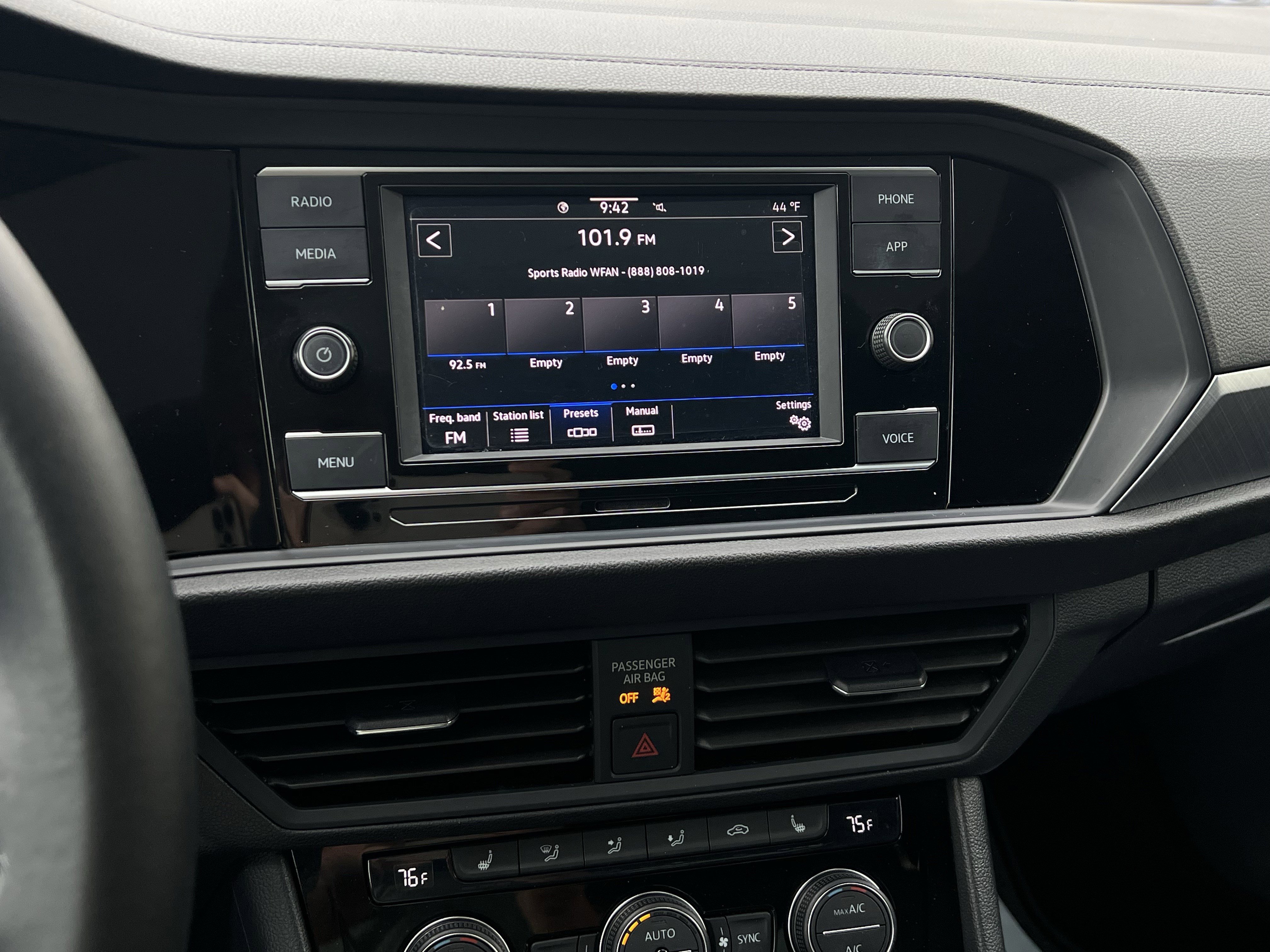 Used 2024 Volkswagen Jetta SE w/ Panoramic Sunroof Package image 23