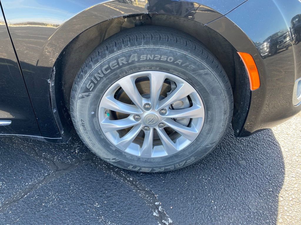 Used 2019 Chrysler Pacifica Touring-L image 10