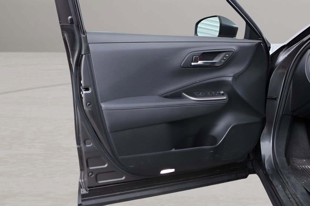 Used 2023 Toyota Crown Limited image 11