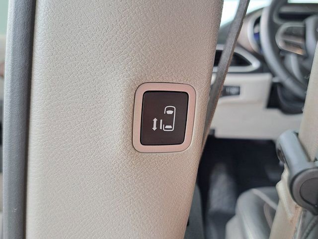 Used 2024 Kia Carnival LX FWD image 28