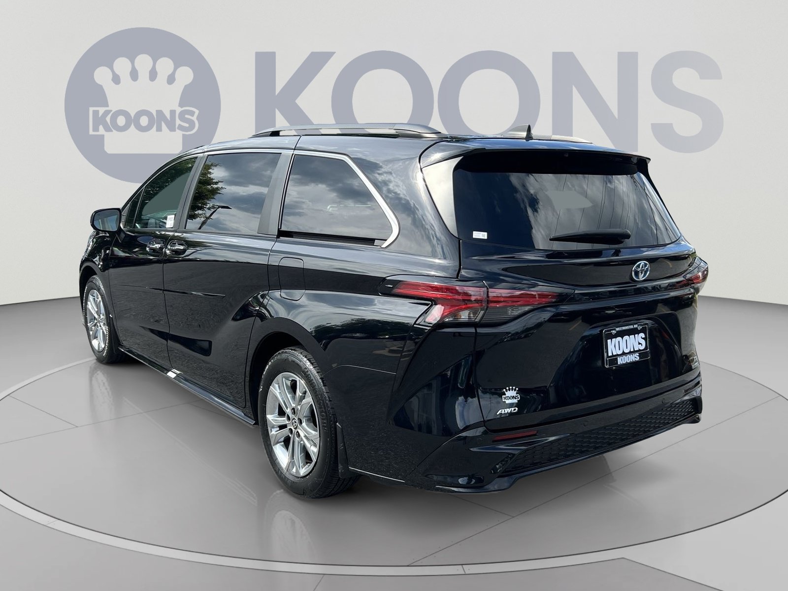 Used 2023 Toyota Sienna XSE w/ XSE Plus Package AWD/4WD image 4