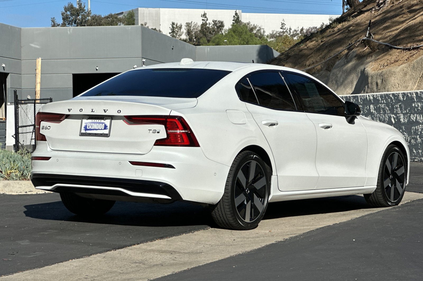 Certified 2025 Volvo S60 T8 Plus w/ Climate Package AWD/4WD image 4