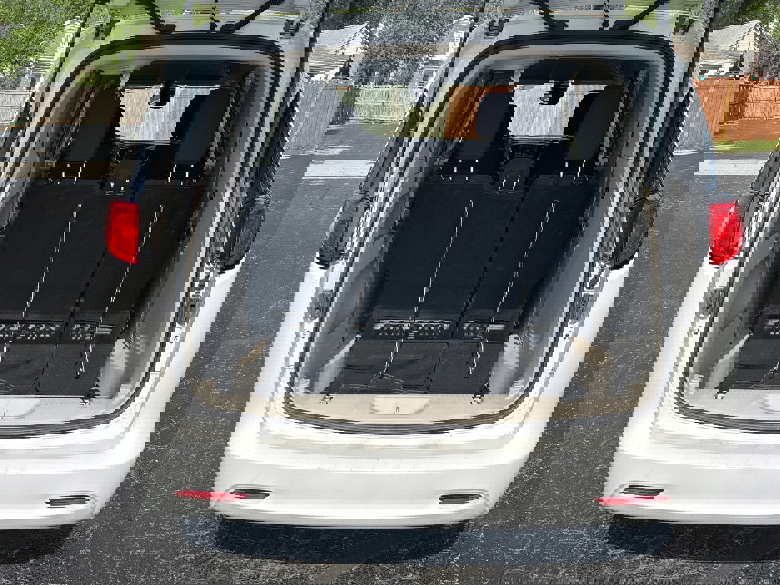 Used 2023 Chrysler Voyager LX image 10