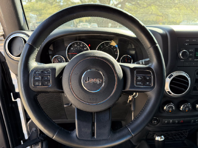 Used 2017 Jeep Wrangler Unlimited Rubicon w/ Connectivity Group AWD/4WD image 9