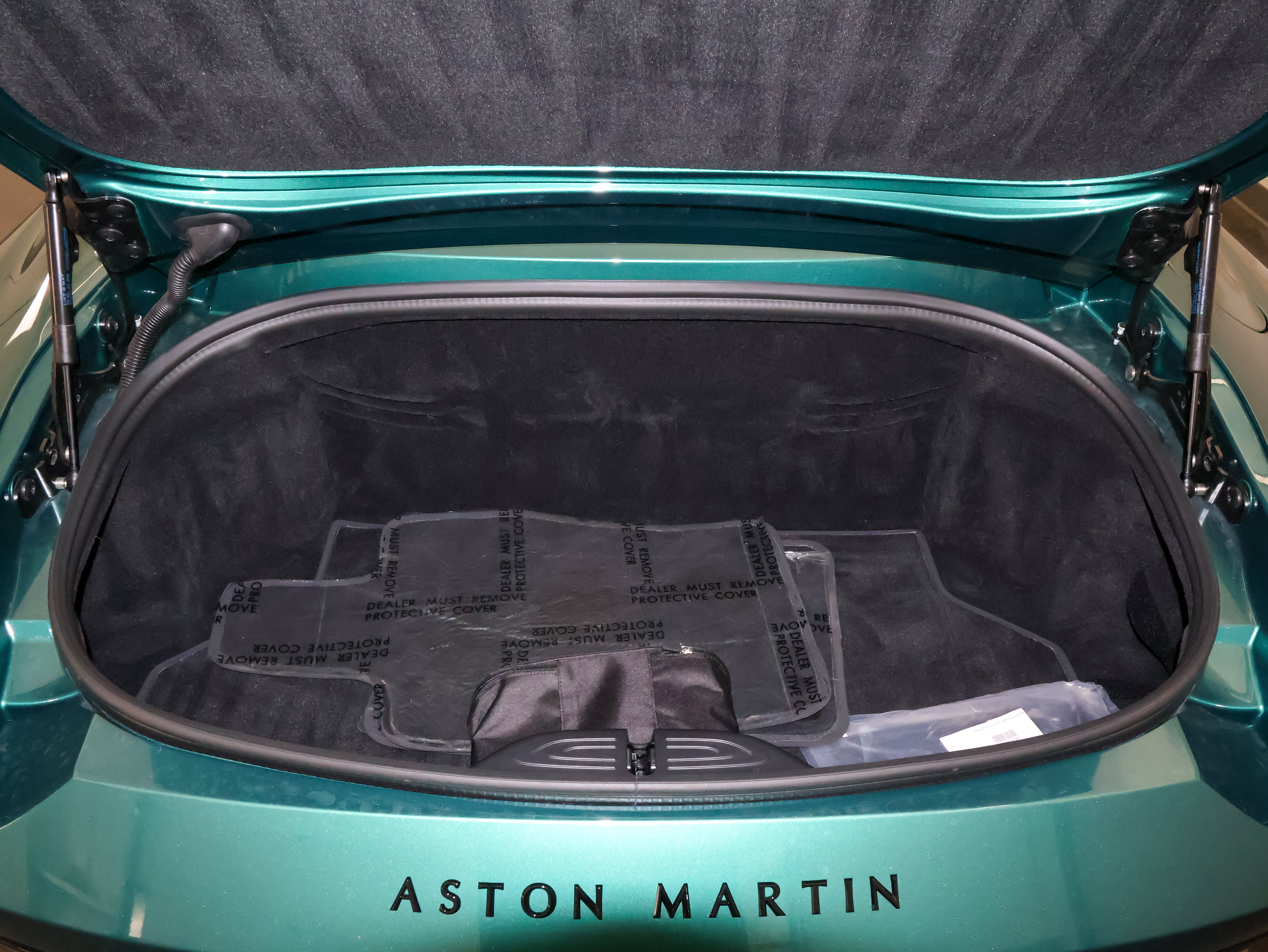 Used 2023 Aston Martin V8 Vantage Roadster RWD image 12